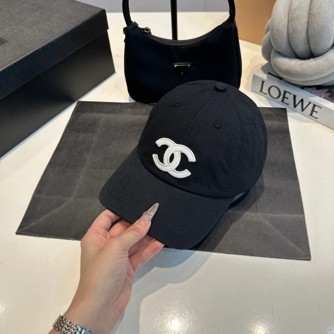 P60 Chanel Chanel 25 spring and summer new hole baseball cap, personalized broken corner brim design is full of sense