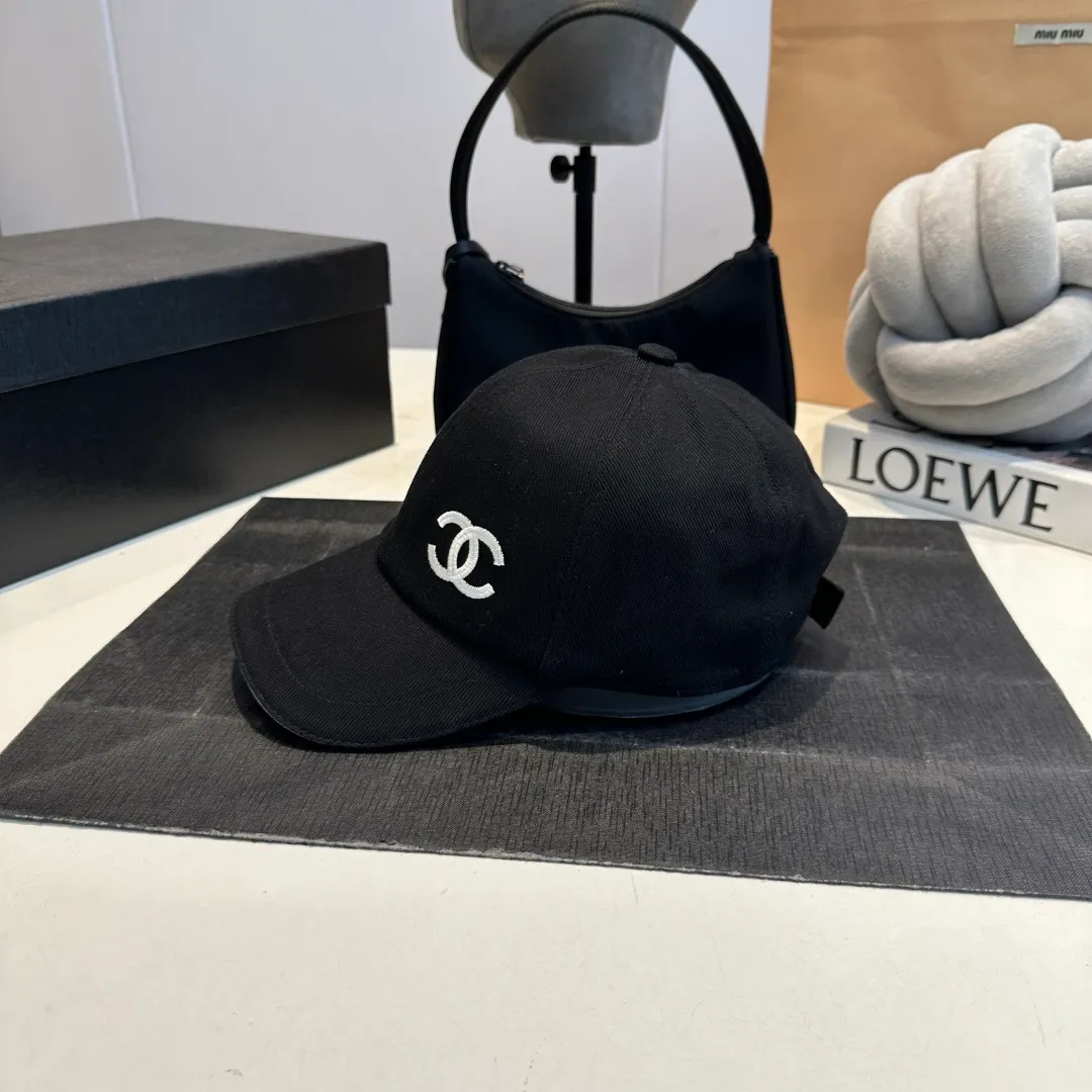 P56 CHANEL Chanel new high version simple embroidered logo baseball cap 🧢New model shipped, big brand style is super easy to match