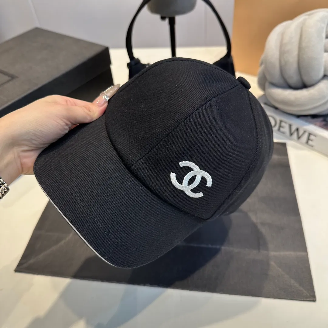 P56 CHANEL Chanel new high version simple embroidered logo baseball cap 🧢New model shipped, big brand style is super easy to match