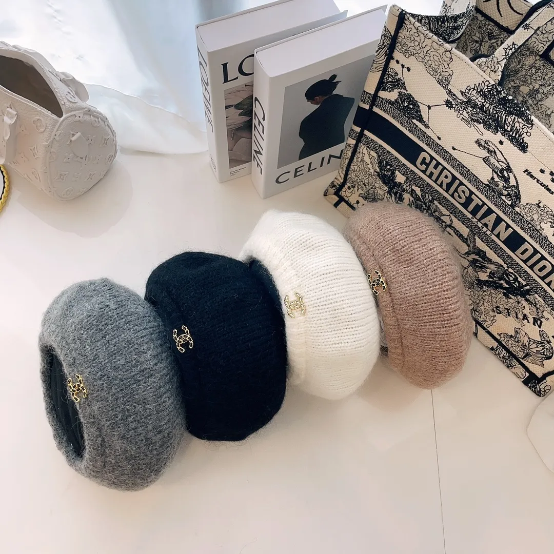 P60 Chanel Chanel's new autumn and winter seahorse knitted beret. Soft and comfortable, fairy-like beret, elegant and high-end. It has a "fashionable halo" vision on the top. It is full of luxury brand feeling and is very friendly to face requirements.