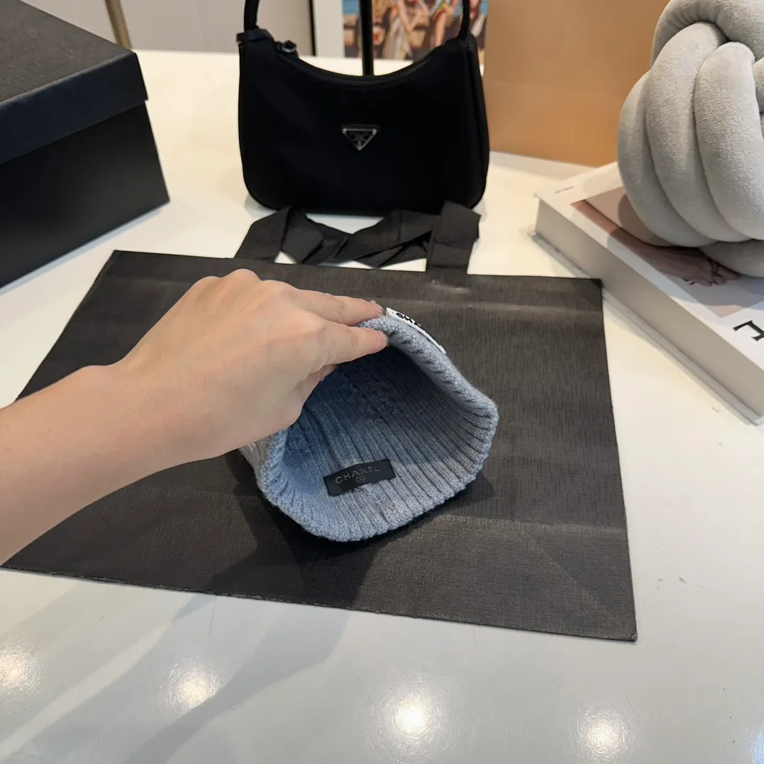 P50 CHANEL Autumn and Winter Striped Twist Wool Knitted Thick Cuffed Beanie Hat. The year-end heavy-duty high-looking fairy knitted hat is extremely versatile, easy on the head, and feels extremely soft and waxy. High-elastic rabbit wool does not deform.