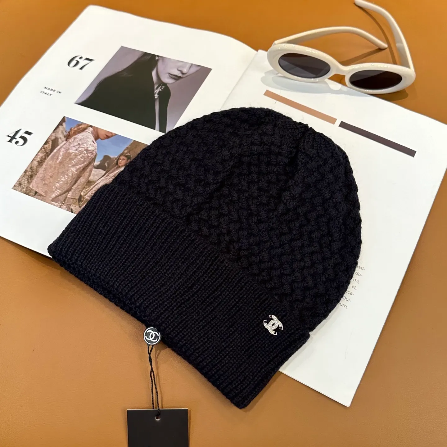 P74 Chanel's official website quality Chanel autumn and winter knitted hat recommended by internet celebrity fashion bloggers hides a quiet sense of luxury. Every line is neat and elegant, simple but not simple, generous and stylish. Every detail demonstrates high-end taste, and the sense of fashion becomes more and more intriguing in its restraint.