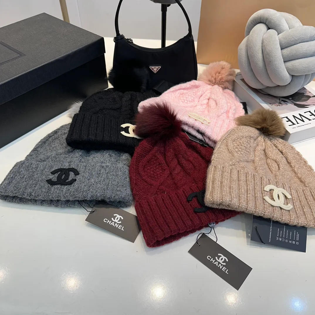 P90 CHANEL Chanel Orphan Fur Ball Autumn and Winter New Big Brand Wool Knitted Beanie One-size-fits-all, complete with tags ~ Very easy to match when out on the street!