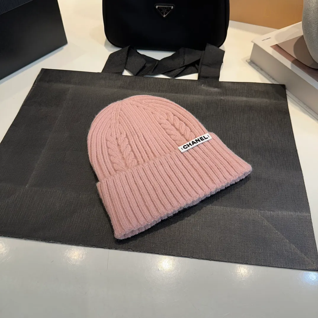P50 CHANEL Autumn and Winter Striped Twist Wool Knitted Thick Cuffed Beanie Hat. The year-end heavy-duty high-looking fairy knitted hat is extremely versatile, easy on the head, and feels extremely soft and waxy. High-elastic rabbit wool does not deform.