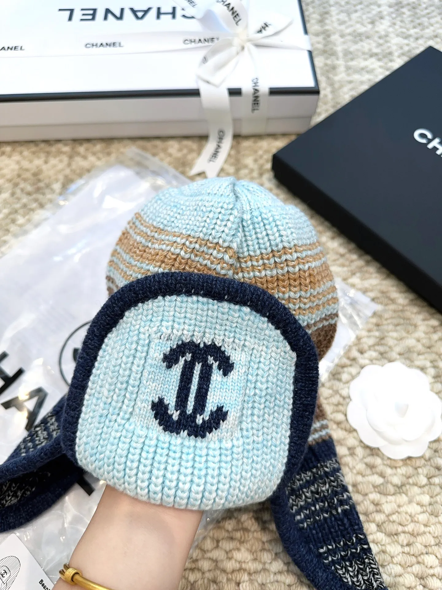 Chane*🆕Chanel 25N new ski series wool hat, the popular Lei Feng hat on the entire Internet, whoever wears it better 4️⃣ individual colors, black and white, versatile and cool, blue and pink, cute, can be worn by men and women as a couple, wool and cashmere material, warm and good-looking, a must-have👍👍👍