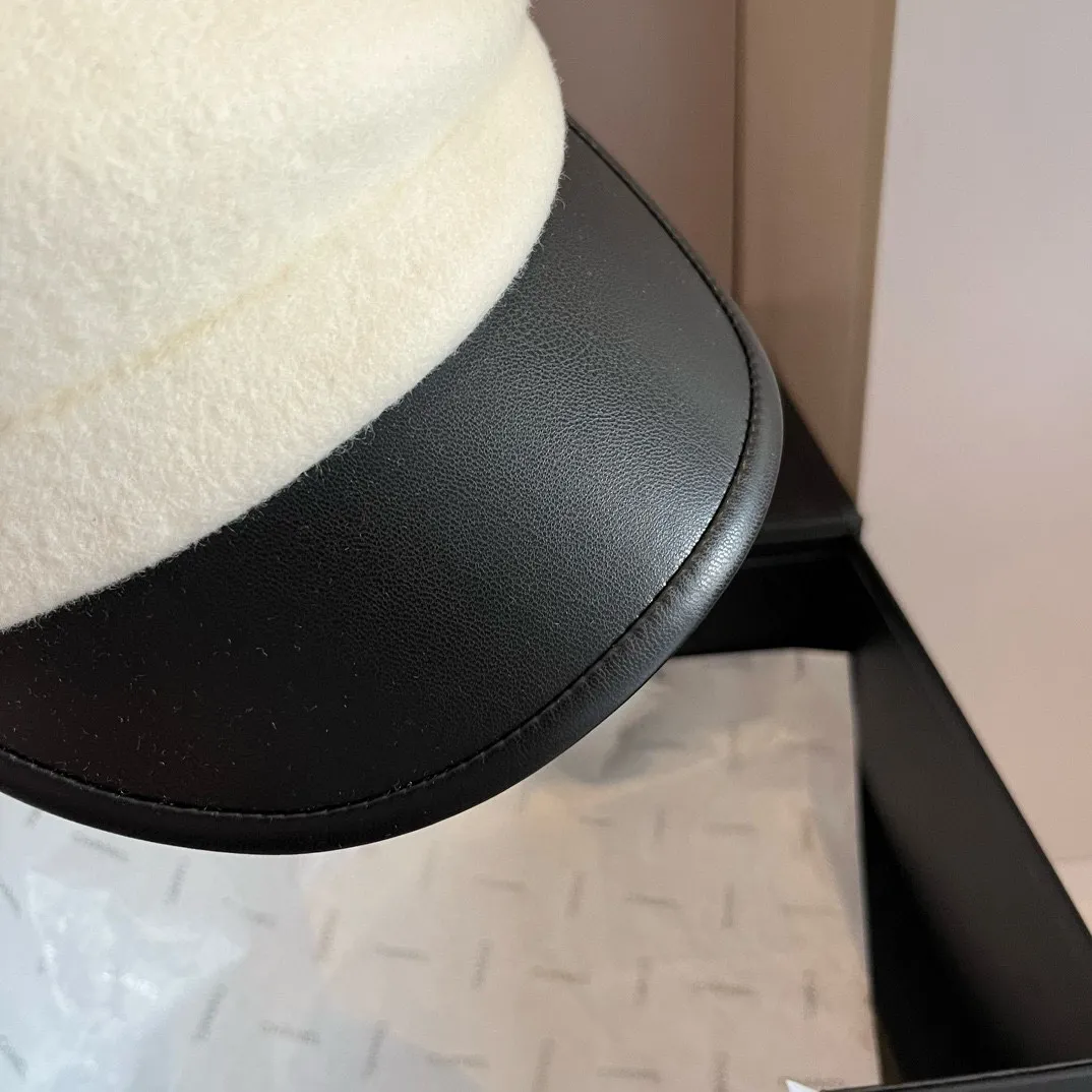 💰190¥. White Chanel wool peaked military cap, washed leather brim, high-end color matching, 100% wool🦙, head circumference 57cm adjustable