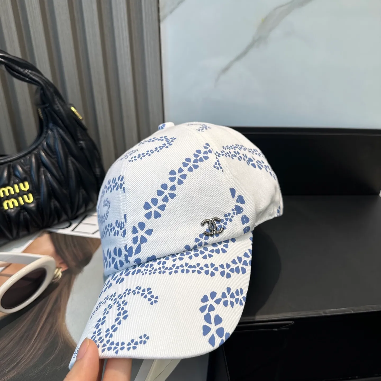 P60 new Chanel new high-version baseball cap, a classic baseball cap style, suitable for various occasions. Whether it is paired with casual wear or sportswear, it can easily enhance the fashion sense of the overall look. It is a trendy item that fashion lovers cannot miss.