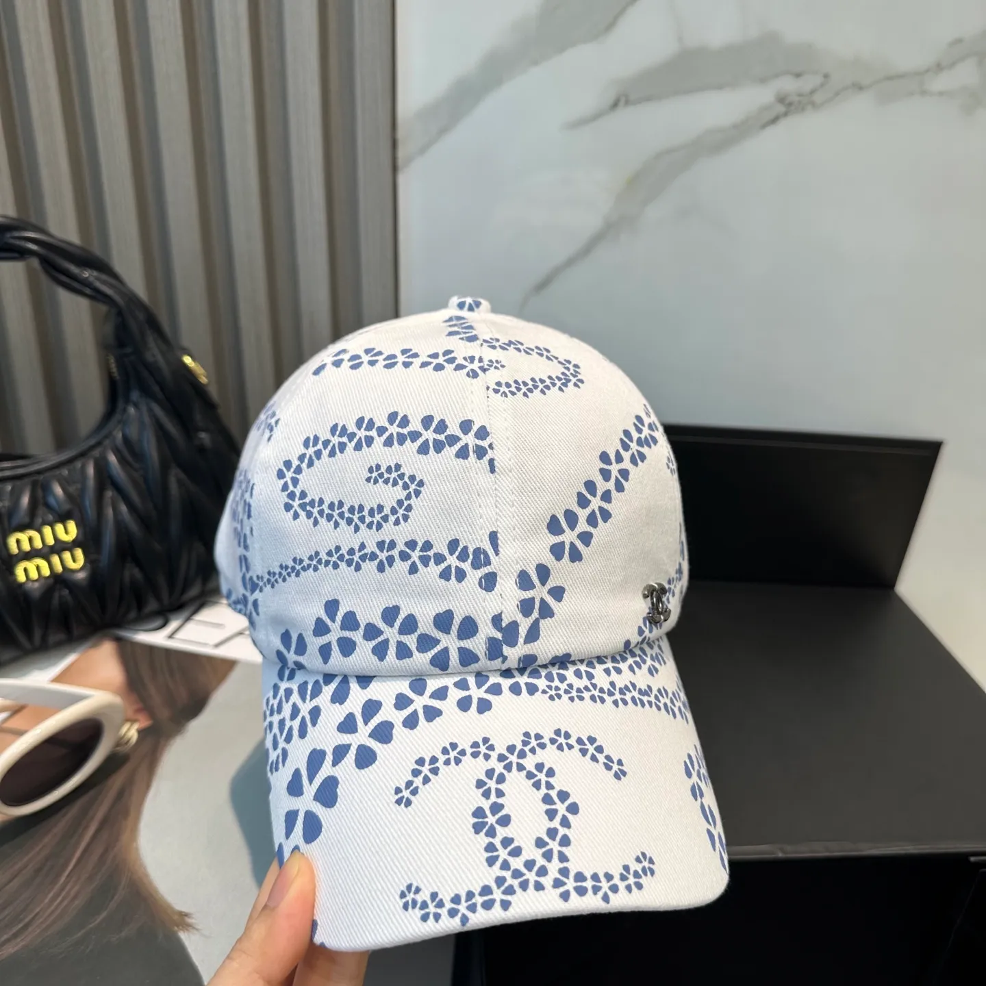 P60 new Chanel new high-version baseball cap, a classic baseball cap style, suitable for various occasions. Whether it is paired with casual wear or sportswear, it can easily enhance the fashion sense of the overall look. It is a trendy item that fashion lovers cannot miss.