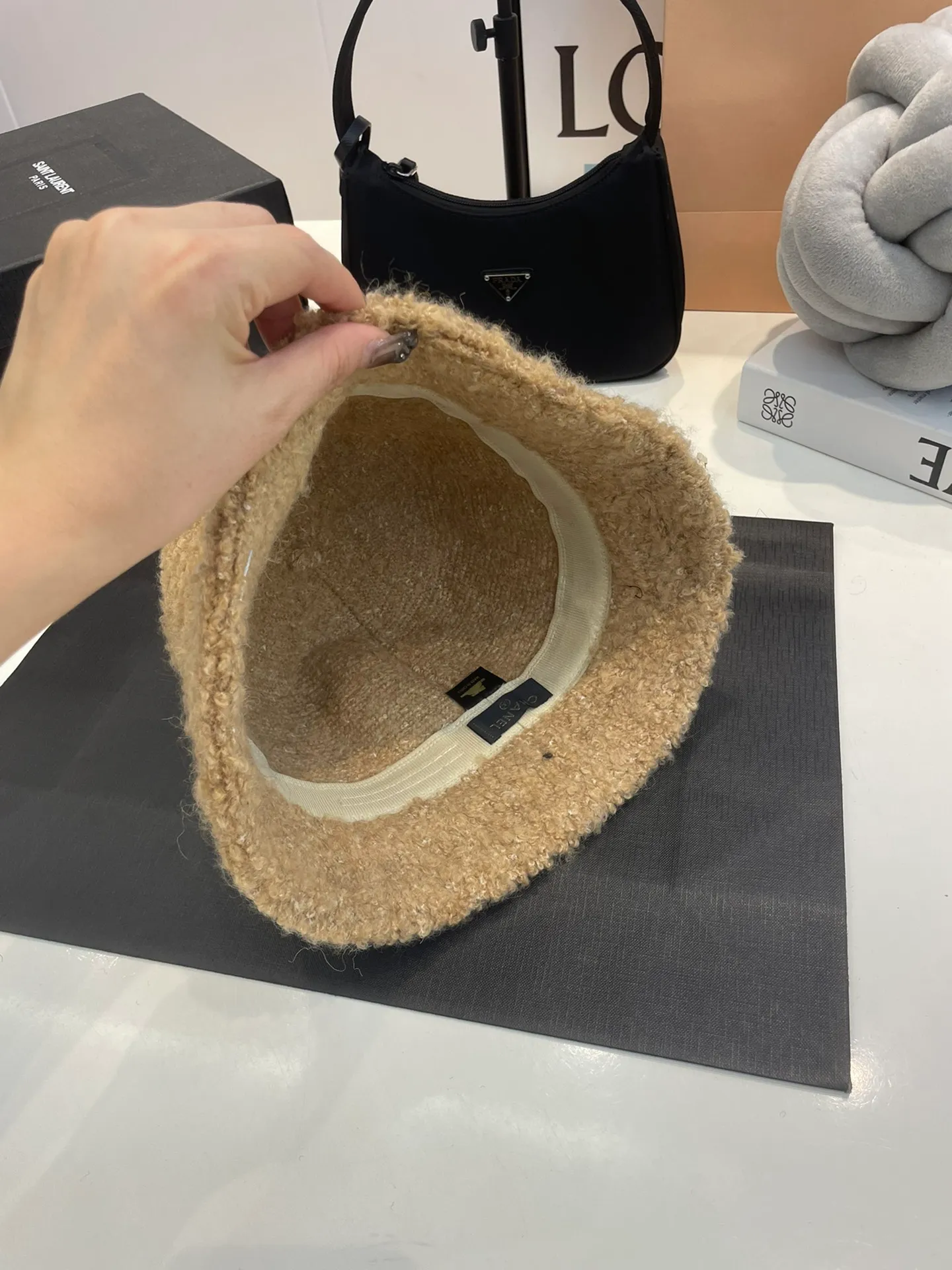 P60 CHANEL Chanel 2023 new autumn and winter lamb wool small fragrance bucket hat, big brand style is super easy to match, hurry up and buy it