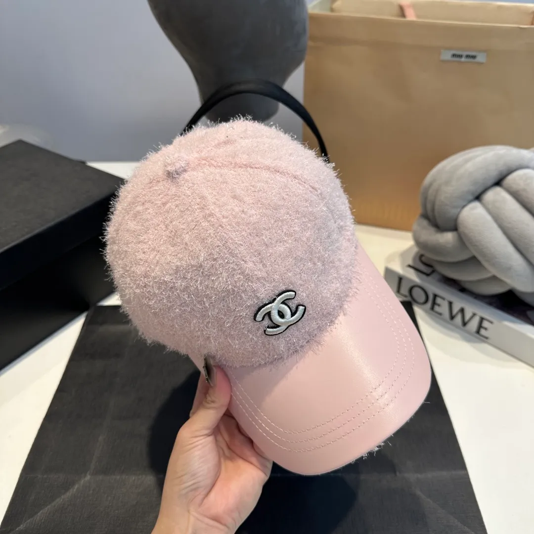 P60 CHANEL Chanel's new autumn and winter small fragrance style baseball cap🧢, the big brand model is super easy to match, one that you can wear with your eyes closed