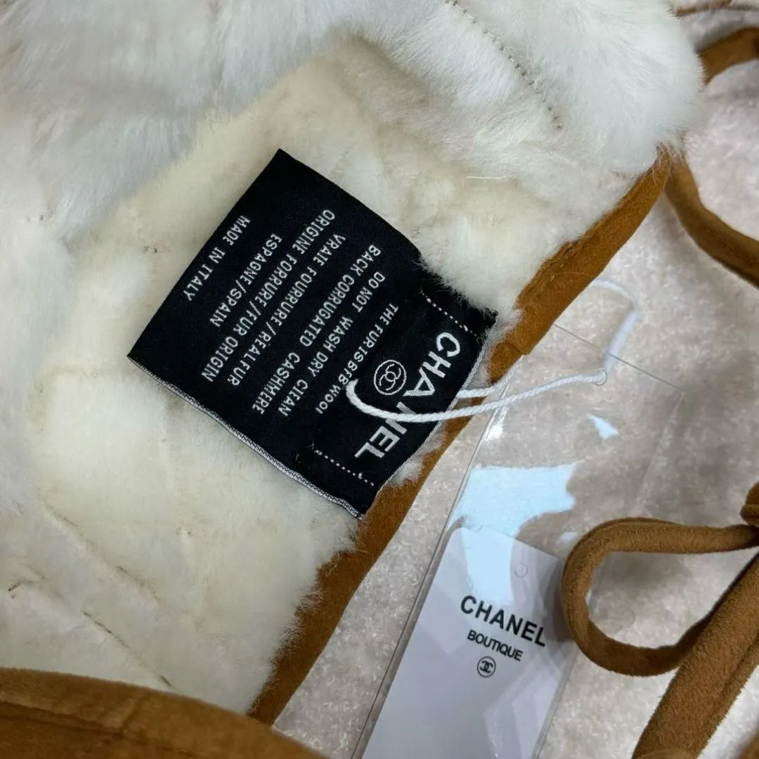 [Original customization] New on Chanel 24 n, Chanel Lei Feng hat. The furry autumn and winter atmosphere fills the Coconeige ski super-produced Lei Feng hat and furry earmuff scarf. This season’s must-buy atmosphere is 100%, warm and good-looking. One size fits all, integrated with sheepskin and fine wool material.