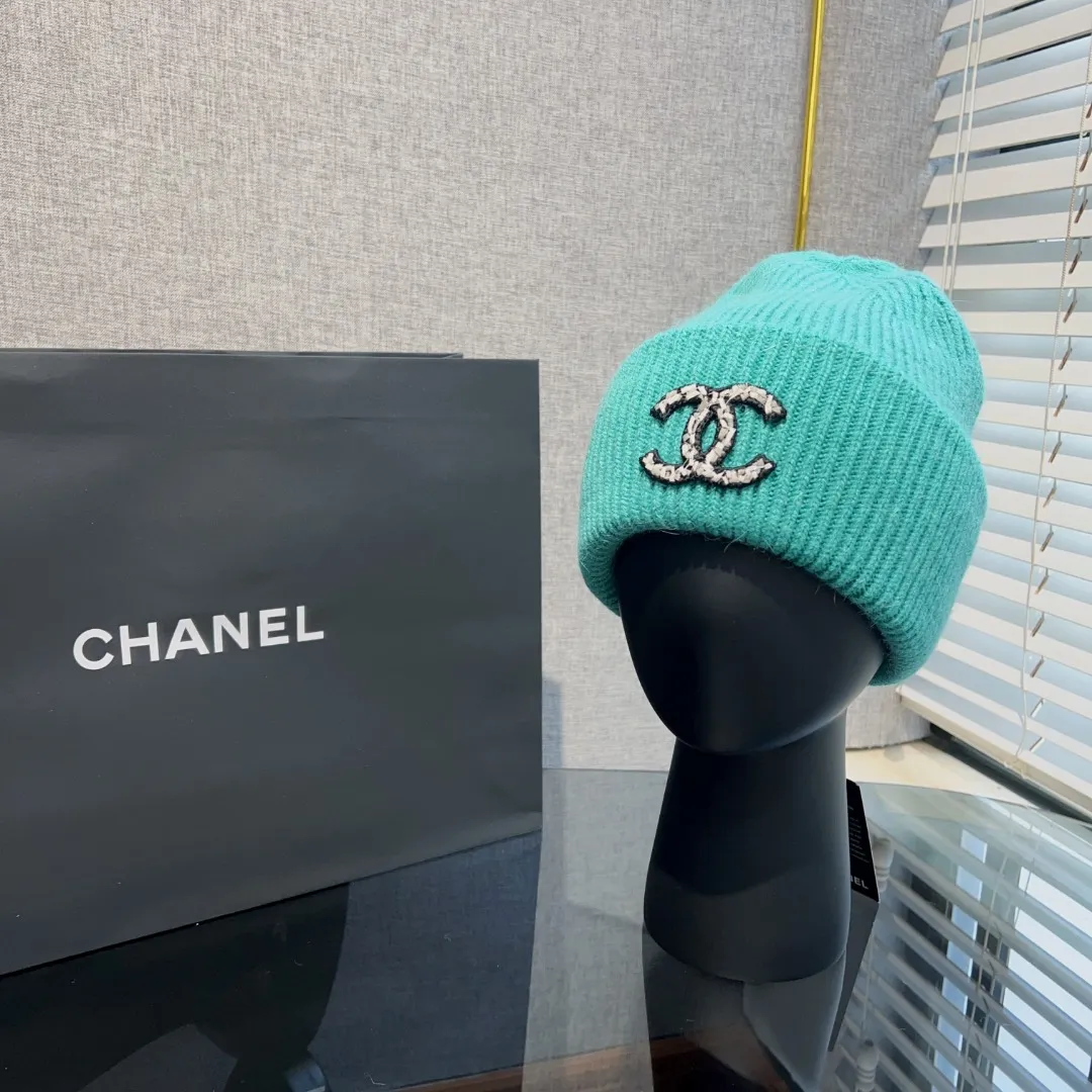 P60 Chanel* Autumn and winter textured rabbit fur pile hat 💕 Prepared for the drop in temperature. It will not feel soft when worn. It is a very textured pile hat. The pressed line design on the hat makes it look more three-dimensional. Super modified head shape 👀 Very photogenic when taking photos