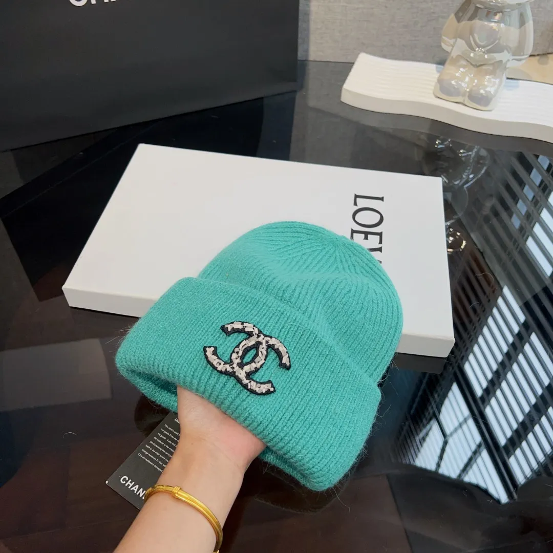 P60 Chanel* Autumn and winter textured rabbit fur pile hat 💕 Prepared for the drop in temperature. It will not feel soft when worn. It is a very textured pile hat. The pressed line design on the hat makes it look more three-dimensional. Super modified head shape 👀 Very photogenic when taking photos