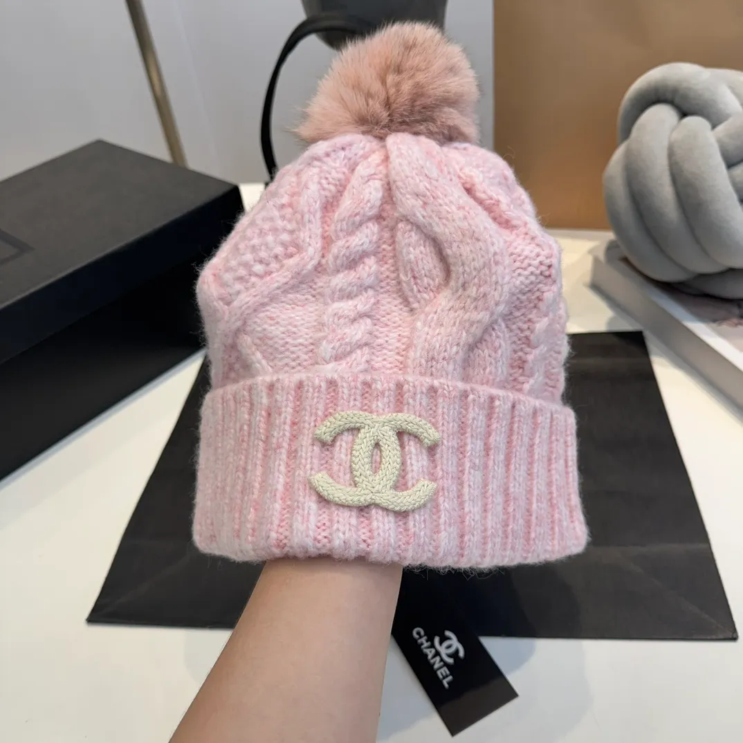 P90 CHANEL Chanel Orphan Fur Ball Autumn and Winter New Big Brand Wool Knitted Beanie One-size-fits-all, complete with tags ~ Very easy to match when out on the street!