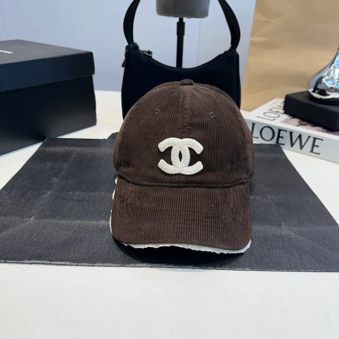 P70 Chanel's new autumn corduroy baseball cap 🧢 The colors of the small label are really eye-catching. The soft-top design of the entire hat fits perfectly on the head and is very comfortable. The color and texture are relatively retro and very versatile. Highly recommended. A must-have item for everyone✔️✔️