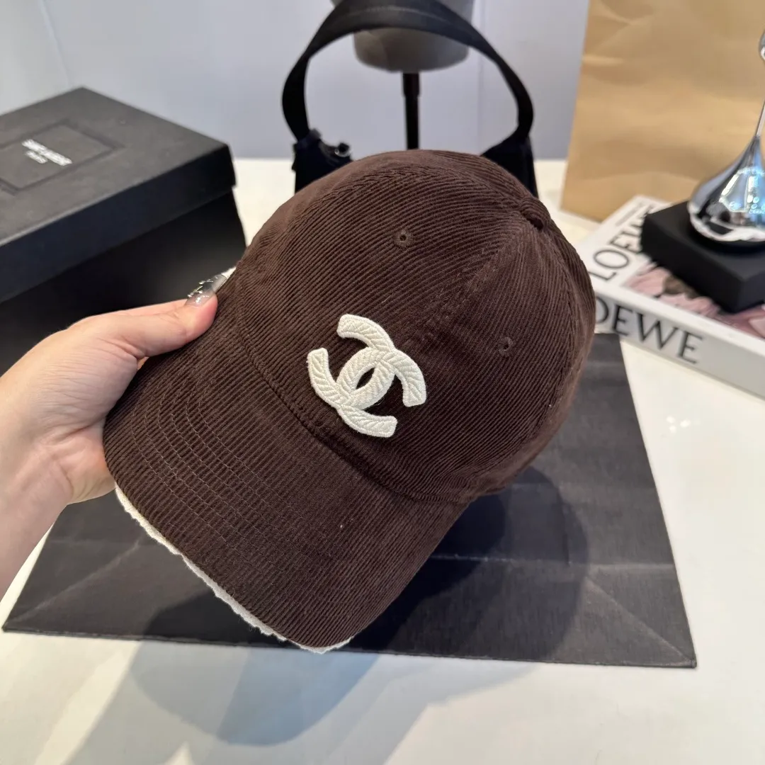P70 Chanel's new autumn corduroy baseball cap 🧢 The colors of the small label are really eye-catching. The soft-top design of the entire hat fits perfectly on the head and is very comfortable. The color and texture are relatively retro and very versatile. Highly recommended. A must-have item for everyone✔️✔️