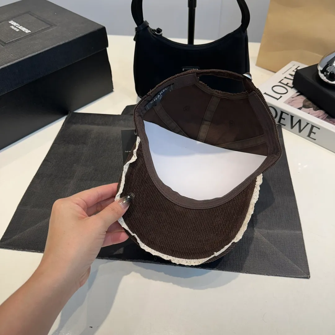 P70 Chanel's new autumn corduroy baseball cap 🧢 The colors of the small label are really eye-catching. The soft-top design of the entire hat fits perfectly on the head and is very comfortable. The color and texture are relatively retro and very versatile. Highly recommended. A must-have item for everyone✔️✔️