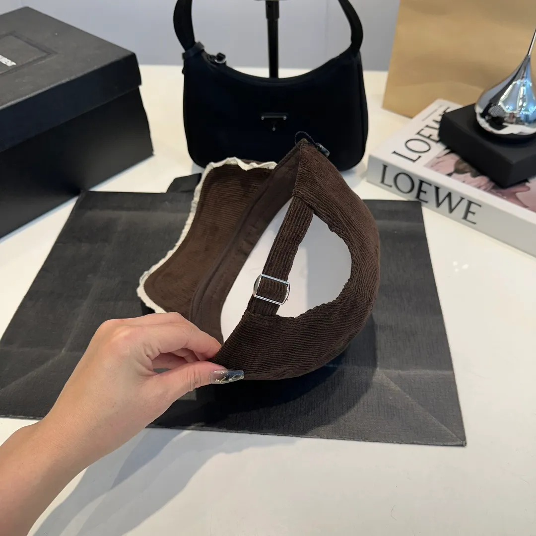 P70 Chanel's new autumn corduroy baseball cap 🧢 The colors of the small label are really eye-catching. The soft-top design of the entire hat fits perfectly on the head and is very comfortable. The color and texture are relatively retro and very versatile. Highly recommended. A must-have item for everyone✔️✔️