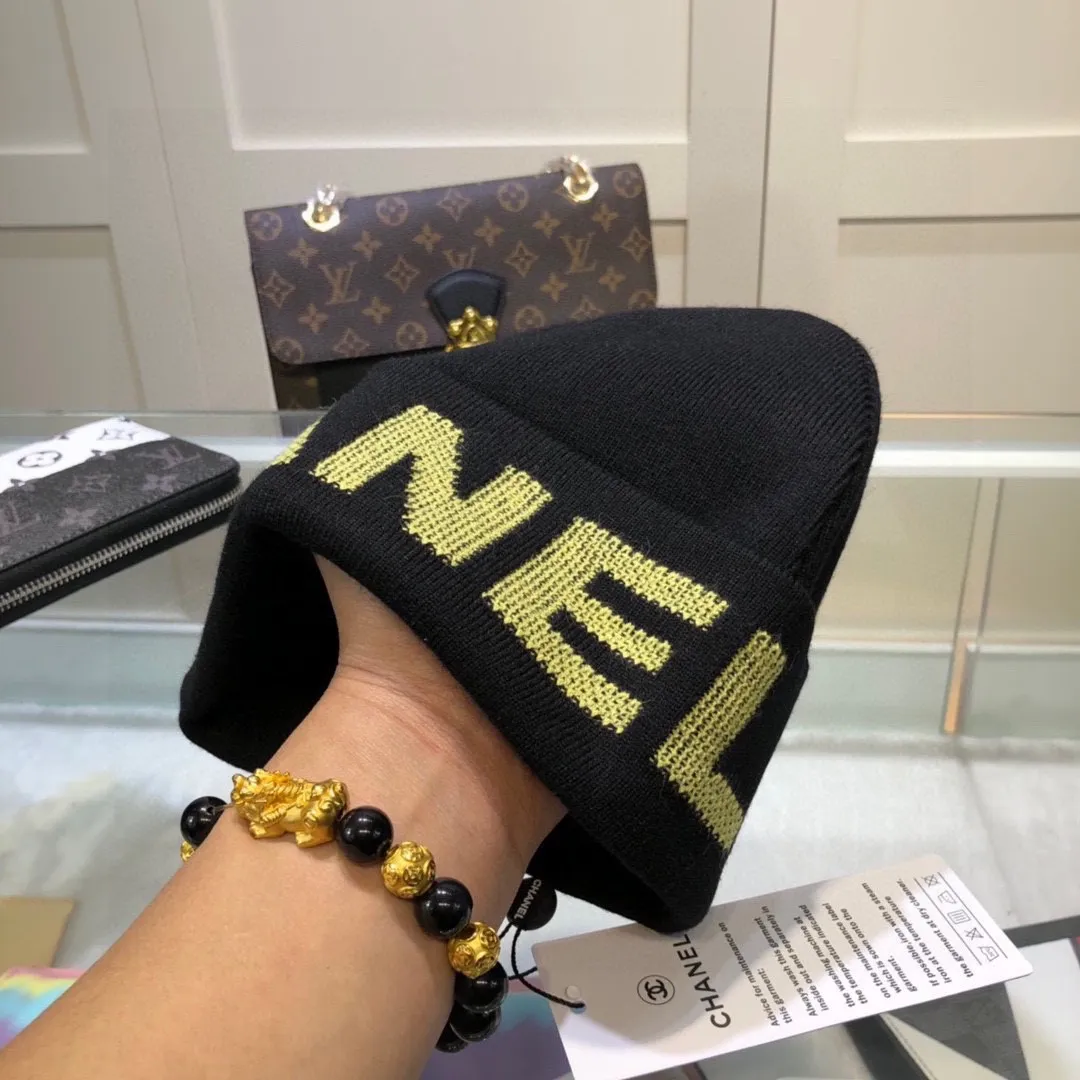 P50 Chanel CHANEL is sure to be of genuine quality. The only matching details on the market are double-layered cashmere wool knitted hats. Xiaohongshu recommends that the official website purchase price is 4980 per hat. The quality is outstanding. The matching of the big logo in autumn and winter is really perfect, and the design style is even more elegant! Order quickly