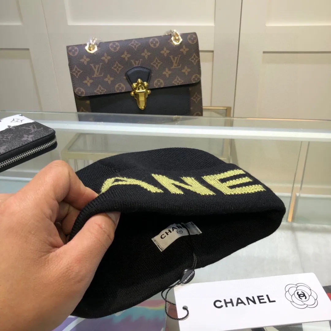 P50 Chanel CHANEL is sure to be of genuine quality. The only matching details on the market are double-layered cashmere wool knitted hats. Xiaohongshu recommends that the official website purchase price is 4980 per hat. The quality is outstanding. The matching of the big logo in autumn and winter is really perfect, and the design style is even more elegant! Order quickly
