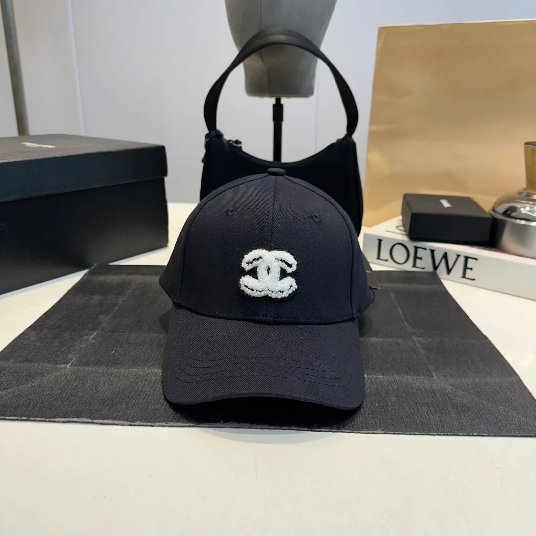 P60 Chanel's new autumn and winter classic casual and trendy style simple baseball cap🧢Japanese and Korean style, looks great with any combination! A must-have when traveling