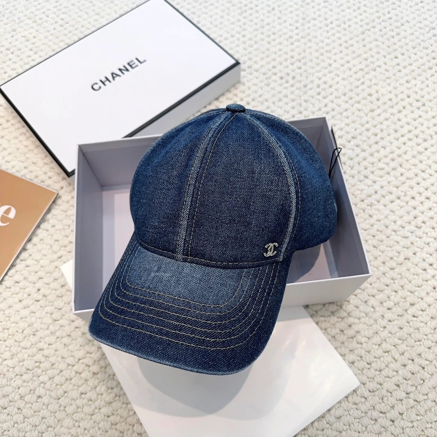 P60 CHANEL Chanel new style 🆕denim blue retro style baseball cap 🧢🔸 Take it out for holiday travel and look beautiful❕ Second-hand style. This kind of hat is not easy to match 😬 Ready in stock