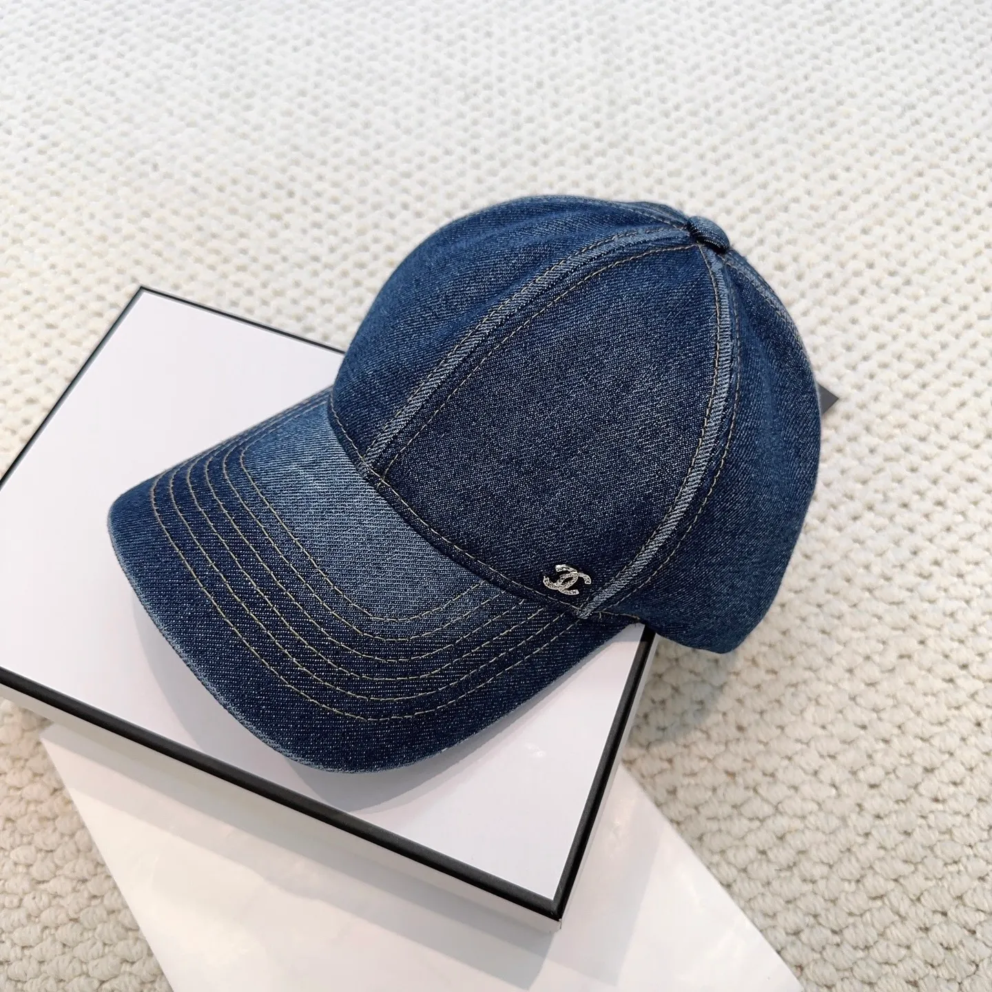 P60 CHANEL Chanel new style 🆕denim blue retro style baseball cap 🧢🔸 Take it out for holiday travel and look beautiful❕ Second-hand style. This kind of hat is not easy to match 😬 Ready in stock