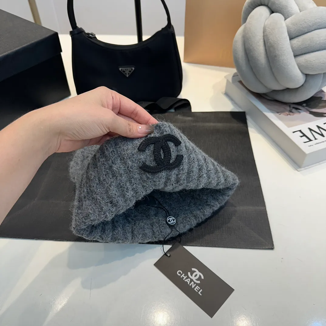P90 CHANEL Chanel Orphan Fur Ball Autumn and Winter New Big Brand Wool Knitted Beanie One-size-fits-all, complete with tags ~ Very easy to match when out on the street!