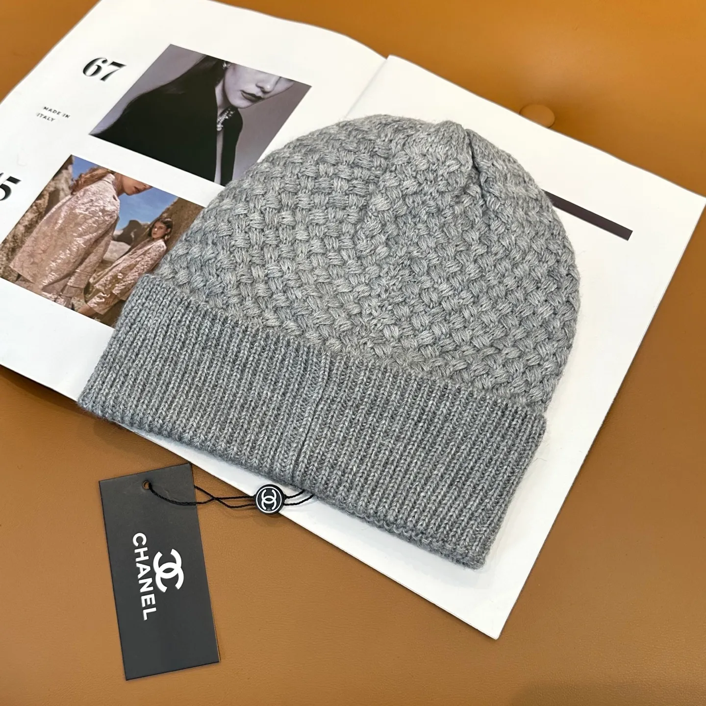 P74 Chanel's official website quality Chanel autumn and winter knitted hat recommended by internet celebrity fashion bloggers hides a quiet sense of luxury. Every line is neat and elegant, simple but not simple, generous and stylish. Every detail demonstrates high-end taste, and the sense of fashion becomes more and more intriguing in its restraint.