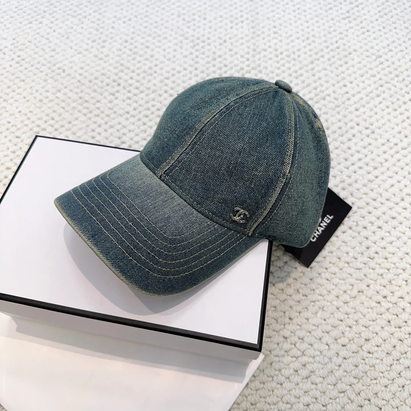 P60 CHANEL Chanel new style 🆕denim blue retro style baseball cap 🧢🔸 Take it out for holiday travel and look beautiful❕ Second-hand style. This kind of hat is not easy to match 😬 Ready in stock