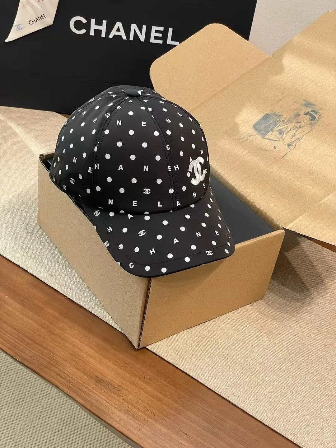 P90 [Upgraded Version] Chanel’s polka-dot baseball cap is simply the hottest item in the fashion circle! The classic black and white color scheme, polka dot elements are retro and playful, and the double C logo on the hat body is the finishing touch, full of luxury✨. Whether it is paired with sports style or casual style, it can instantly enhance the fashion of the overall look and easily create an eye-catching look on the street ~ Don’t hesitate, grab this fashion quickly!