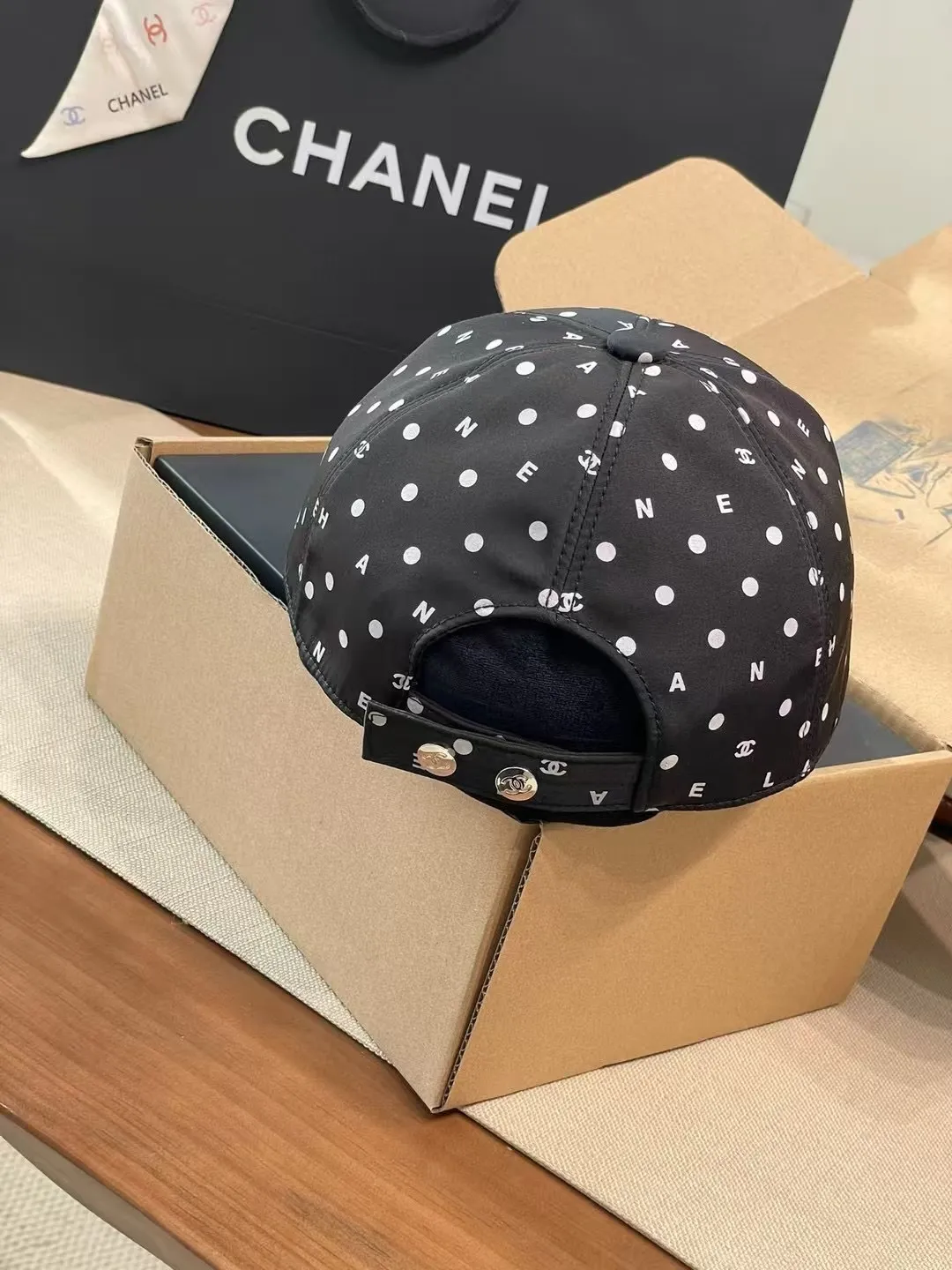 P90 [Upgraded Version] Chanel’s polka-dot baseball cap is simply the hottest item in the fashion circle! The classic black and white color scheme, polka dot elements are retro and playful, and the double C logo on the hat body is the finishing touch, full of luxury✨. Whether it is paired with sports style or casual style, it can instantly enhance the fashion of the overall look and easily create an eye-catching look on the street ~ Don’t hesitate, grab this fashion quickly!
