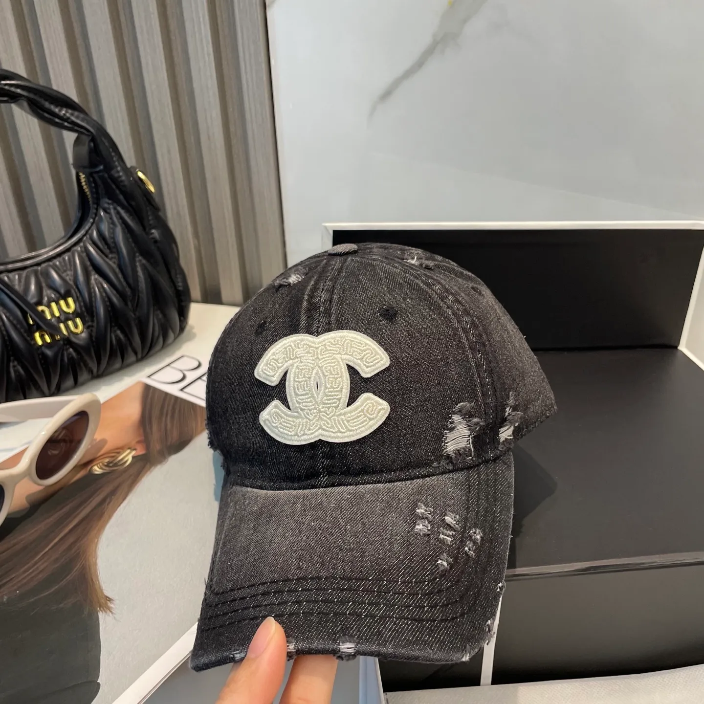 P66 Chanel's new washed denim baseball cap has a hot technology upgrade, and the washed denim style is full of street style. It is more in line with the style of today's fashionable boys and girls. The airport street shots are super cool!