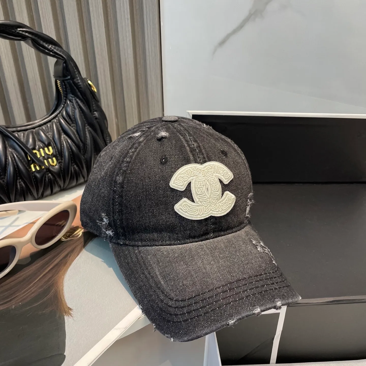 P66 Chanel's new washed denim baseball cap has a hot technology upgrade, and the washed denim style is full of street style. It is more in line with the style of today's fashionable boys and girls. The airport street shots are super cool!
