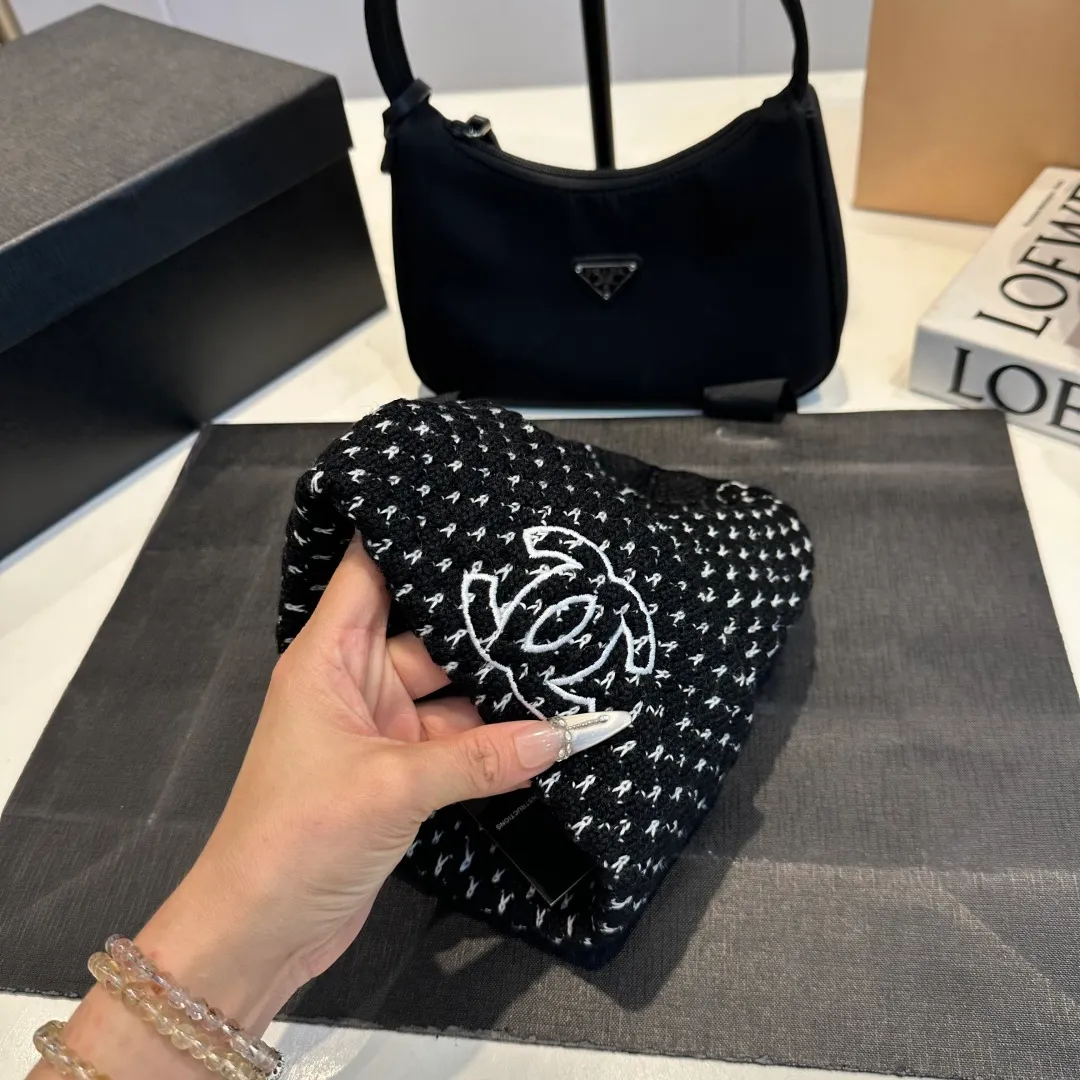 P60 Chanel knitted beanie