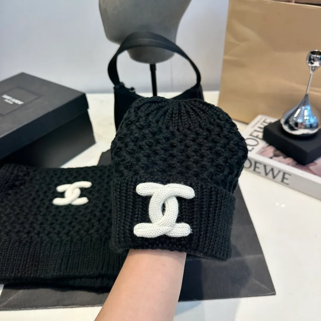 P180 CHANEL Chanel. Classic wool suit🌟hat+scarf, warm and super comfortable~A great tool for young ladies to reduce their age in winter~This winter, all you need is a set of hats~warm and fashionable