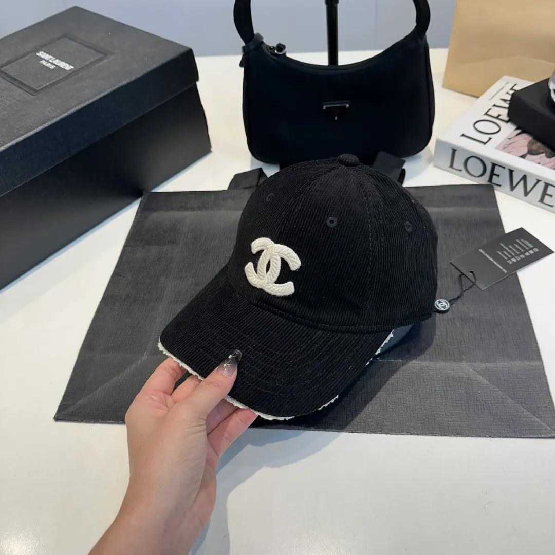 P70 Chanel's new autumn corduroy baseball cap 🧢 The colors of the small label are really eye-catching. The soft-top design of the entire hat fits perfectly on the head and is very comfortable. The color and texture are relatively retro and very versatile. Highly recommended. A must-have item for everyone✔️✔️