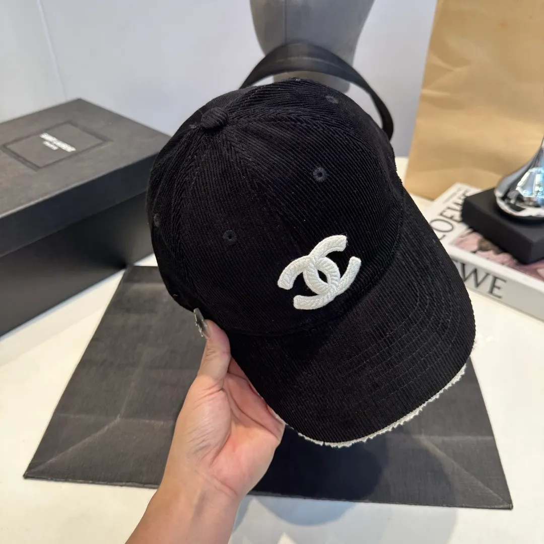 P70 Chanel's new autumn corduroy baseball cap 🧢 The colors of the small label are really eye-catching. The soft-top design of the entire hat fits perfectly on the head and is very comfortable. The color and texture are relatively retro and very versatile. Highly recommended. A must-have item for everyone✔️✔️