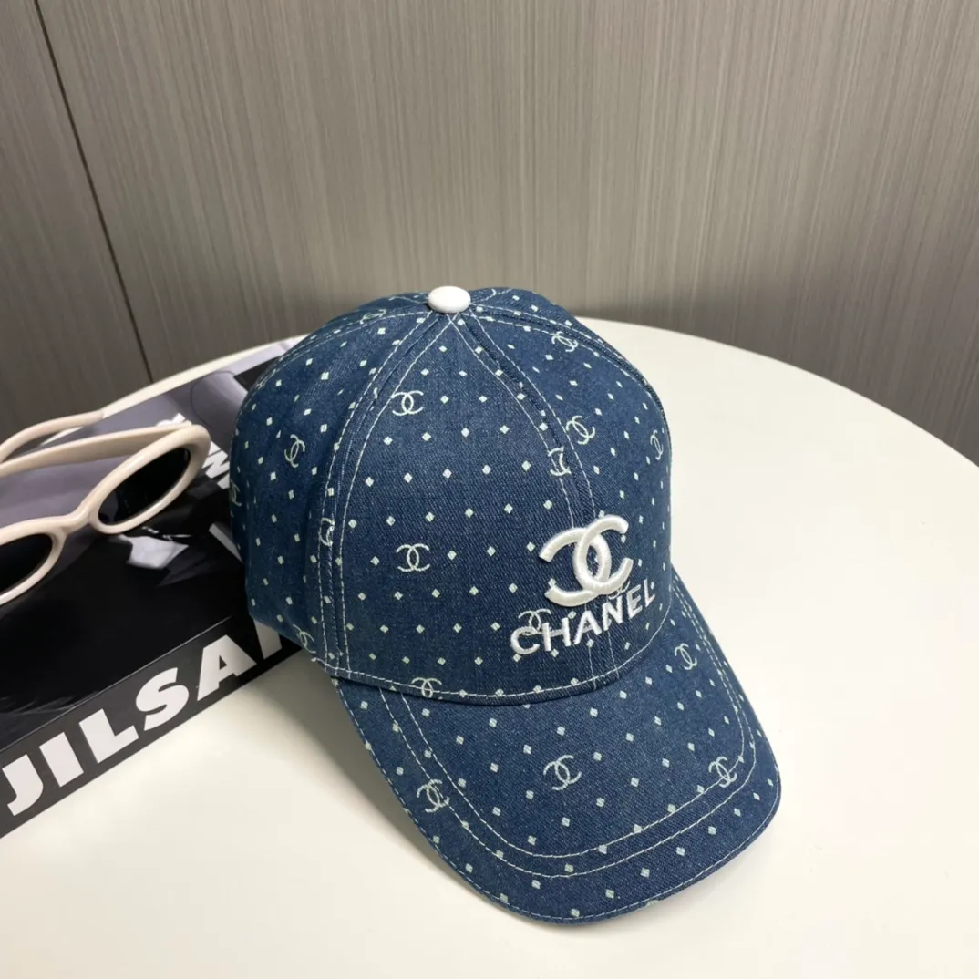 P66 Chanel's new washed denim baseball cap has a hot technology upgrade, and the washed denim style is full of street style. It is more in line with the style of today's fashionable boys and girls. The airport street shots are super cool!