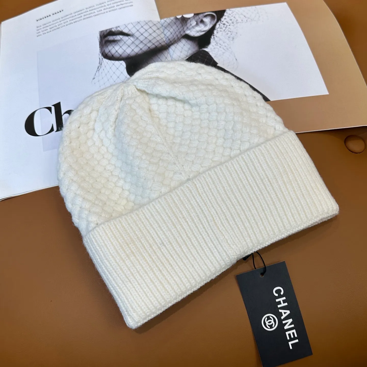 P70 Chanel official website quality Chanel autumn and winter knitted hat recommended by internet celebrity fashion bloggers. It hides a quiet sense of high-end. Every line is neat and elegant, simple but not simple, generous but not out of style. Every detail shows high-end taste, and the sense of fashion becomes more and more intriguing in the restraint.