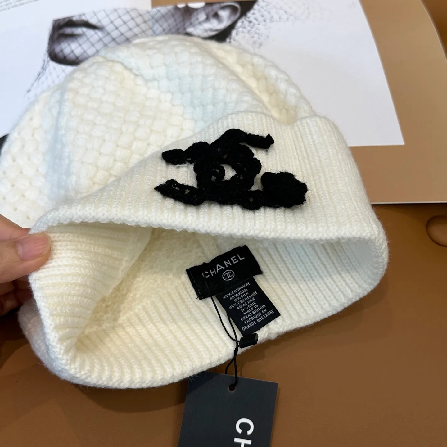 P70 Chanel official website quality Chanel autumn and winter knitted hat recommended by internet celebrity fashion bloggers. It hides a quiet sense of high-end. Every line is neat and elegant, simple but not simple, generous but not out of style. Every detail shows high-end taste, and the sense of fashion becomes more and more intriguing in the restraint.