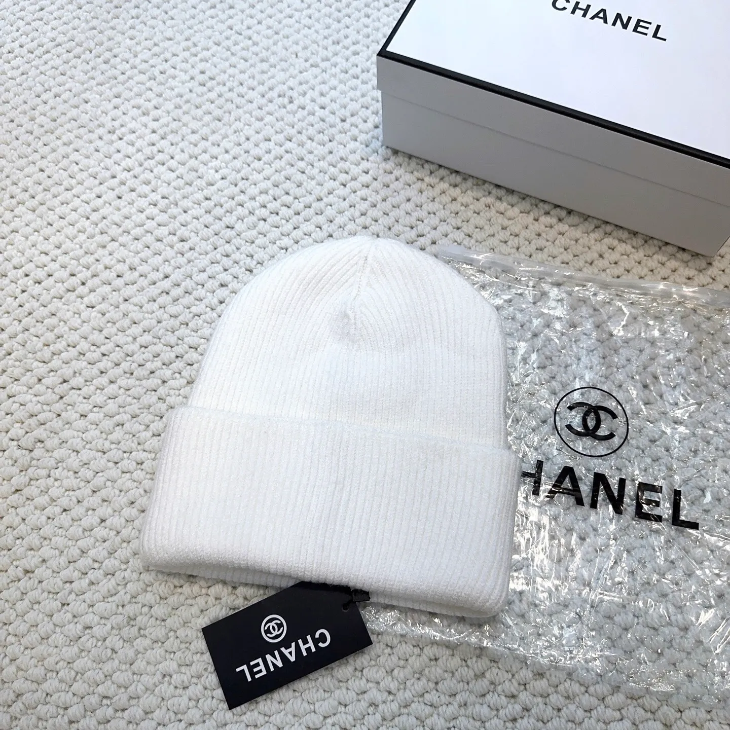 P80 CHANEL Chanel】🔥Simple rhinestone style knitted beanie, super popular💖The texture is first-class, it is very easy to match when going out!