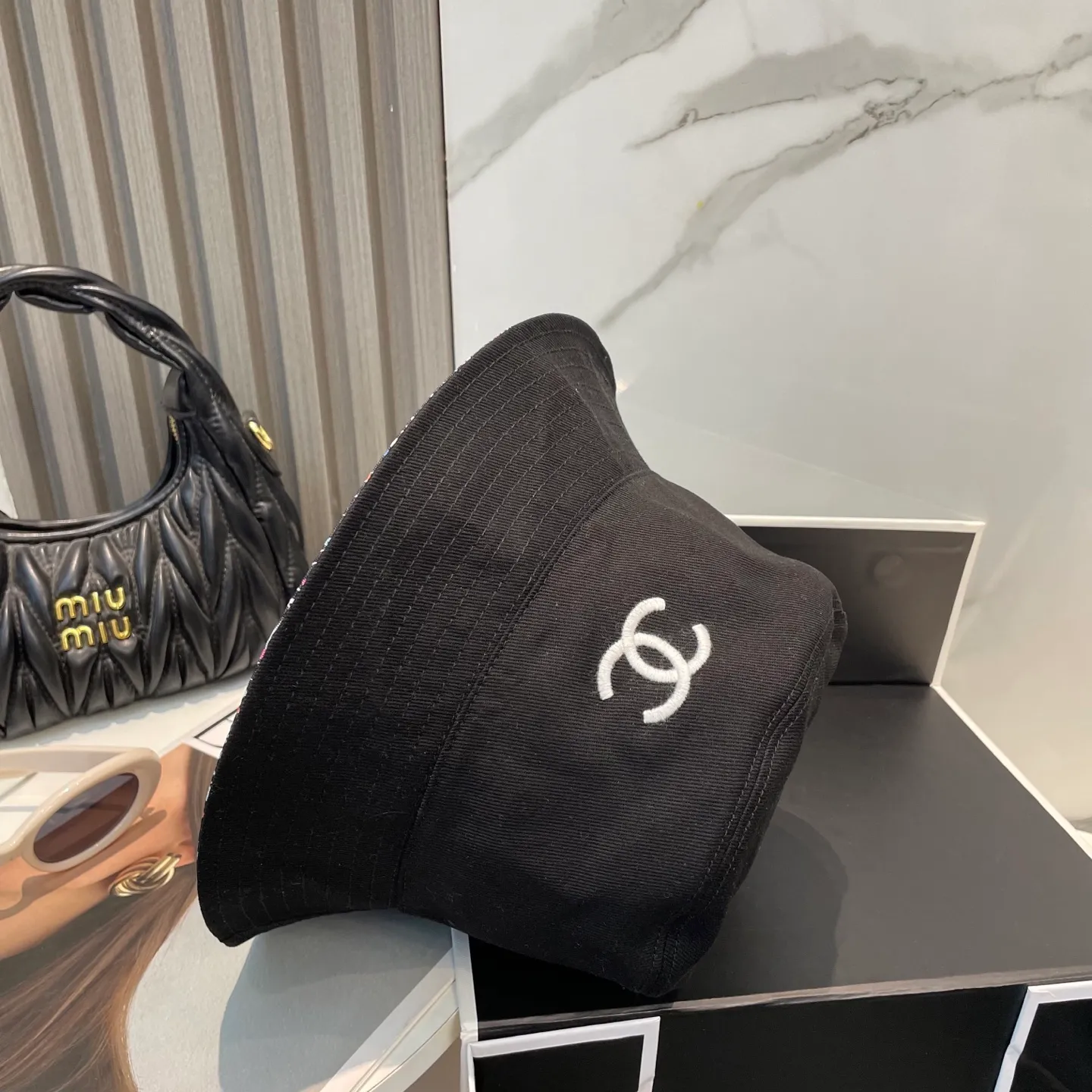 P90 Chanel (Chanel) counter new double-sided embroidered fisherman hat 1:1 mold customization, three-dimensional embroidery, exquisite and flawless! 100% pure cotton fabric, original factory quality, exclusive physical photography.