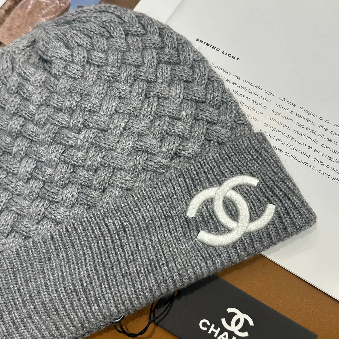 P80 Chanel official website high-quality Chanel autumn and winter knitted hat recommended by internet celebrity fashion bloggers. It hides a quiet sense of high-end. Every line is neat and generous, simple but not simple, generous and stylish. Every detail shows high-end taste, and the sense of fashion becomes more and more intriguing in the restraint.