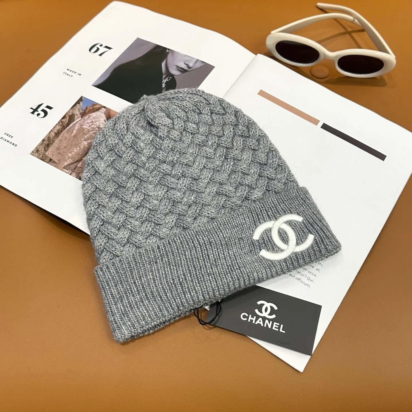 P80 Chanel official website high-quality Chanel autumn and winter knitted hat recommended by internet celebrity fashion bloggers. It hides a quiet sense of high-end. Every line is neat and generous, simple but not simple, generous and stylish. Every detail shows high-end taste, and the sense of fashion becomes more and more intriguing in the restraint.