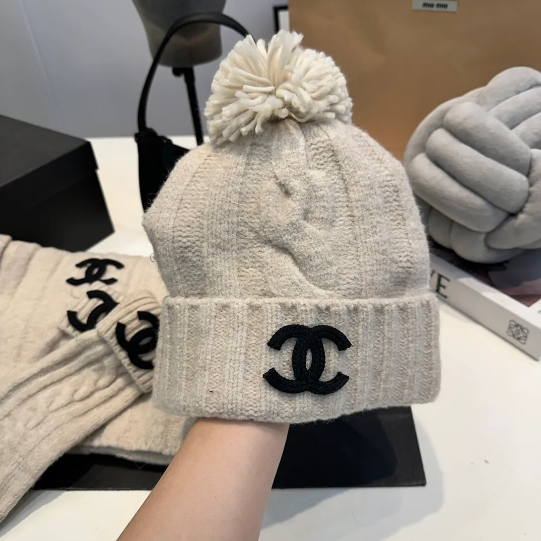 P160 Chanel Chanel autumn and winter woolen suit recommended by internet celebrity fashion bloggers, hat, gloves and scarf three-piece Xiaohongshu hot style, knitted hat with super soft and comfortable feel, excellent elasticity!