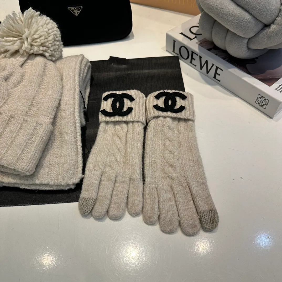P160 Chanel Chanel autumn and winter woolen suit recommended by internet celebrity fashion bloggers, hat, gloves and scarf three-piece Xiaohongshu hot style, knitted hat with super soft and comfortable feel, excellent elasticity!