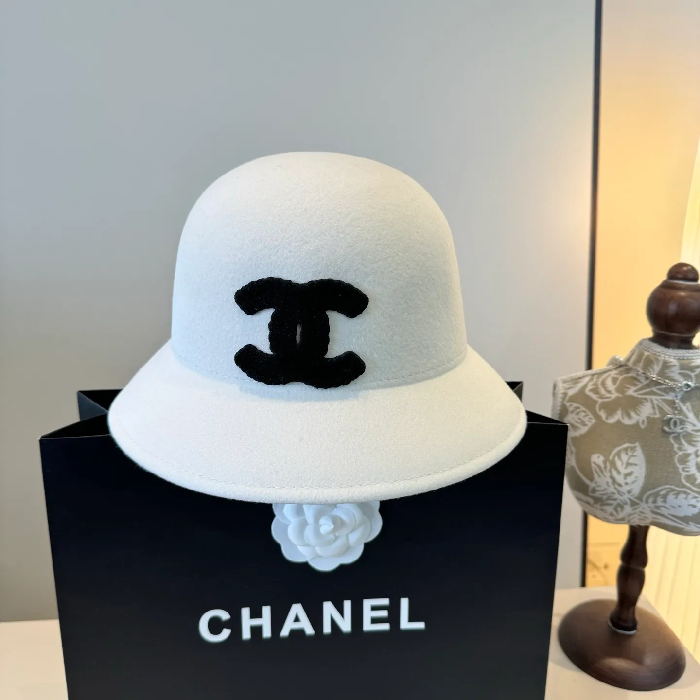 💰190¥ White Chanel basin hat, 100% wool fabric 🦙%, head circumference 57cm