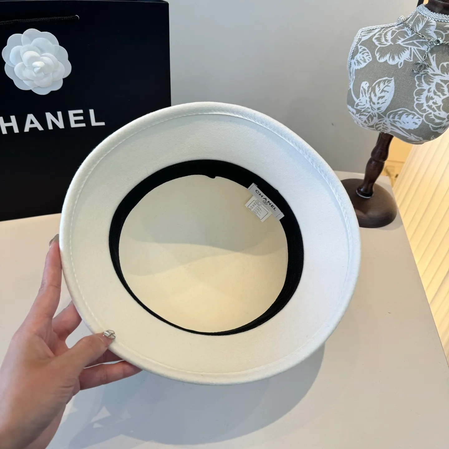 💰190¥ White Chanel basin hat, 100% wool fabric 🦙%, head circumference 57cm