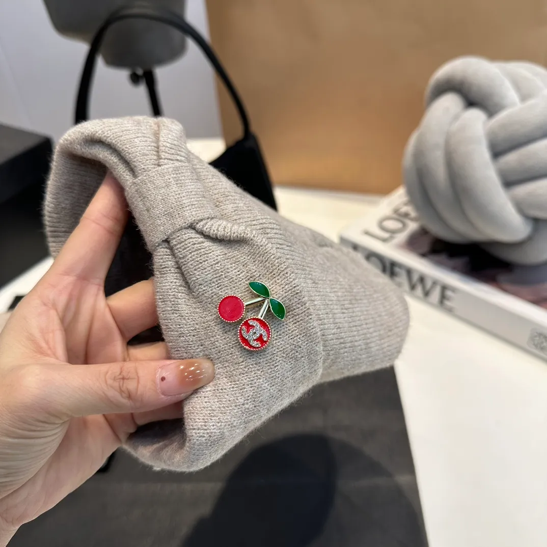 P140 Chanel Chanel children's knitted beanie cherry three-piece set, scarf, hat, gloves, super warm